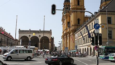 Mercedes-Benz baut am Odeonsplatz für die IAA - und zwar "eine dialog- und erlebnisorientierte Plattform der Begegnung und Interaktion".