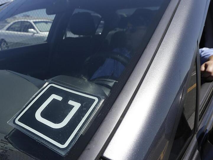 Ein Uber-Fahrer steht in der Nähe des Flughafens von San Francisco auf einem Parkplatz (Archiv).