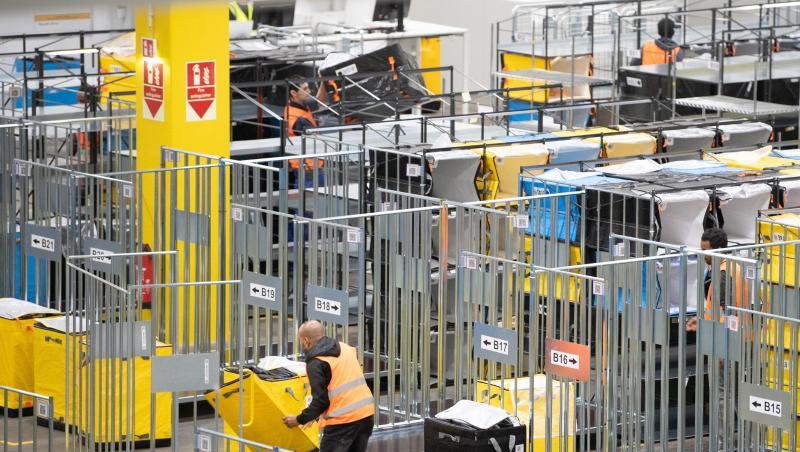 Ausgangsbeschränkungen haben die Nachfrage bei Amazon explodieren lassen. Ausgangsbeschränkungen haben die Nachfrage bei Amazon explodieren lassen.