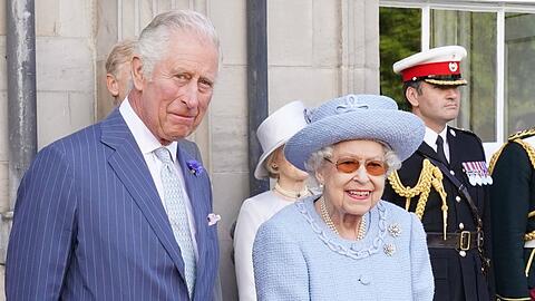 Queen Elizabeth II. und Prinz Charles in Edinburgh.