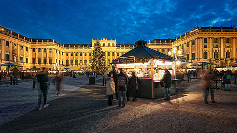 Kultur- und Weihnachtsmarkt vor dem Schloss Schönbrunn in Wien.