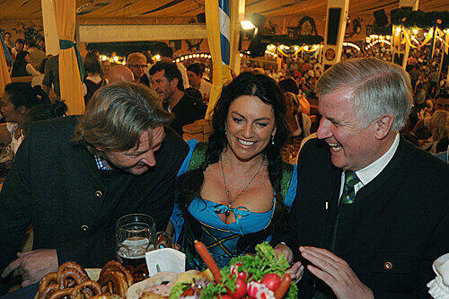 Wie es sich für ein echtes Münchner Madl gehört, liebt Neubauer auch die Wiesn. Hier amüsiert sich die Schauspielerin auf dem AZ-Wiesn-Stammtisch noch mit ihrem Ex-Mann und Bayerns Ministerpräsident Horste Seehofer.