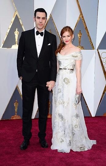 Humor ist Frauen bekanntermaßen äußerst wichtig bei einem Mann. Vielleicht hat Sacha Baron Cohen die schöne Isla Fisher ja so rumgekriegt? Für den "Borat"-Darsteller ist sie sogar zum Judentum konvertiert. Die beiden sind seit 2010 verheiratet und haben drei Kinder.