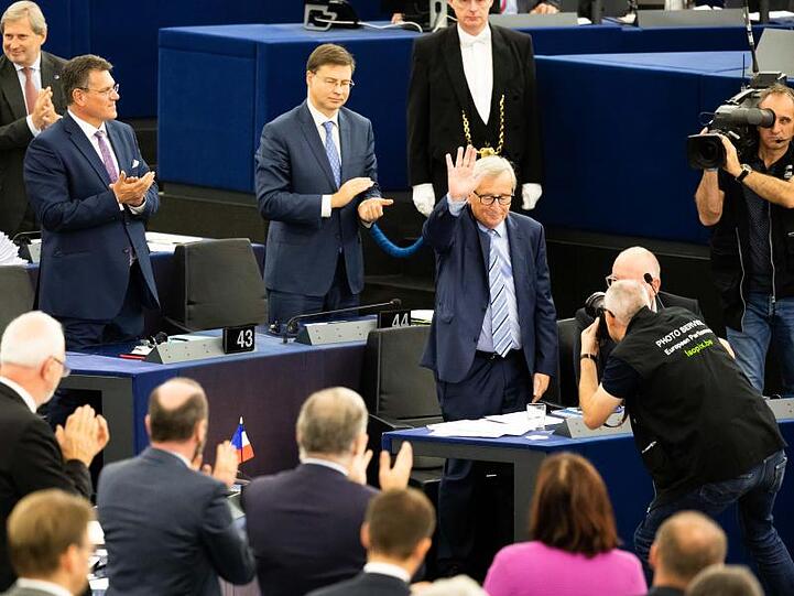 Stehende Ovationen für den scheidenden Präsidenten der EU-Kommission, Jean-Claude Juncker (2.v.r.).