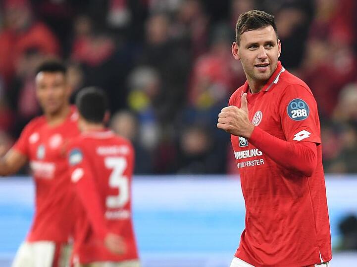 Der Mainzer Adam Szalai jubelt nach seinem Treffer zum 2:1 gegen Eintracht Frankfurt.