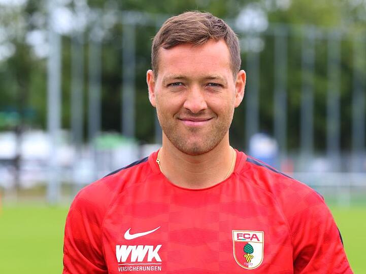 Julian Schieber, Neuzugang des FC Augsburg steht vor dem ersten Training bei einem Fototermin. Foto: Karl-Josef Hildenbrand/Archiv
