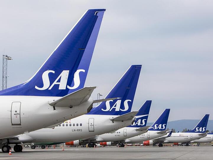 Flugzeuge der skandinavischen Fluggesellschaft SAS stehen am Terminal des Flughafens Gardermoen in Oslo.