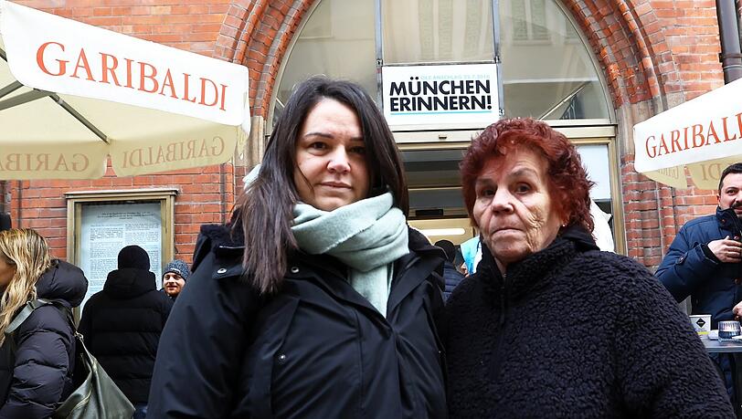 Cans Mutter und Guilianos Großmutter vor dem Gedenkraum. Cans Mutter und Guilianos Großmutter vor dem Gedenkraum.