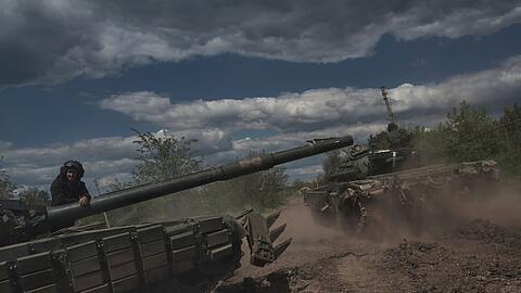 Ukrainische Panzer in der Nähe von Bachmut.