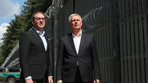 Bundesinnenminister Alexander Dobrindt (CSU) nennt funktionierende Au&szlig;engrenzkontrollen als eine Voraussetzung f&uuml;r ein Ende der deutschen Binnengrenzkontrollen. (Archivfoto)