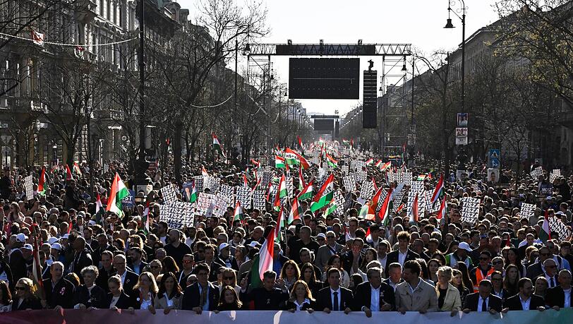 Menschen in riesiger Zahl folgten dem Aufruf von Oppositionsf&uuml;hrer Peter Maygar zu einem "Nationalen Marsch f&uuml;r die Systemwende".