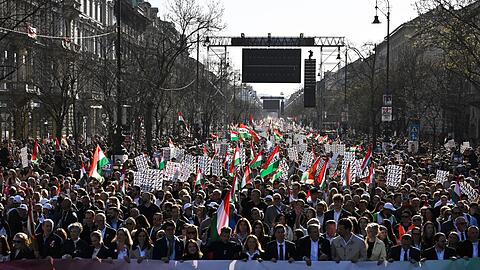 Menschen in riesiger Zahl folgten dem Aufruf von Oppositionsf&uuml;hrer Peter Maygar zu einem "Nationalen Marsch f&uuml;r die Systemwende".