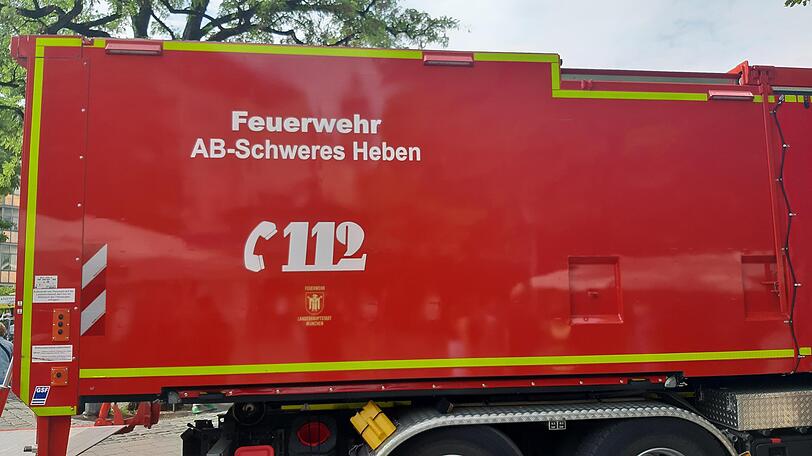 Die Münchner Feuerwehr rückte mit drei Fahrzeugen an und löste die Aufgabe mit dem Konzept "Schweres Heben". Die Münchner Feuerwehr rückte mit drei Fahrzeugen an und löste die Aufgabe mit dem Konzept "Schweres Heben".
