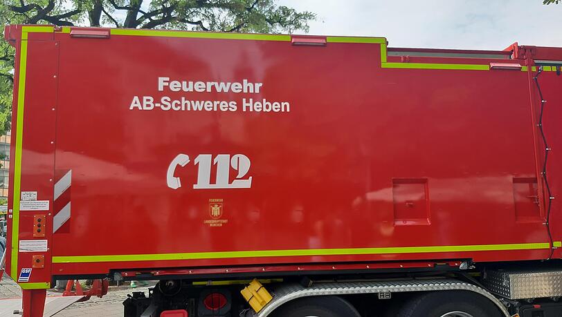 Die Münchner Feuerwehr rückte mit drei Fahrzeugen an und löste die Aufgabe mit dem Konzept "Schweres Heben". Die Münchner Feuerwehr rückte mit drei Fahrzeugen an und löste die Aufgabe mit dem Konzept "Schweres Heben".