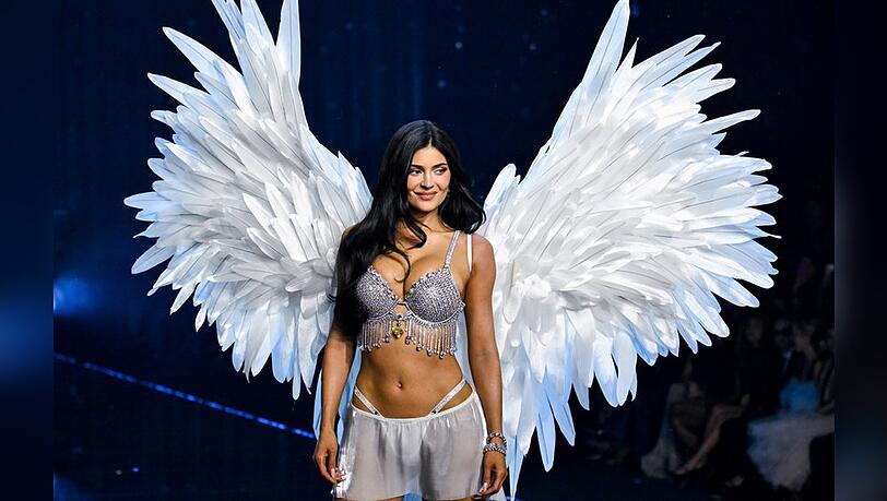 Kylie Jenner überraschte bei der "Victoria's Secret"-Fashionshow mit dem "Fantasy Bra". Kylie Jenner überraschte bei der "Victoria's Secret"-Fashionshow mit dem "Fantasy Bra".