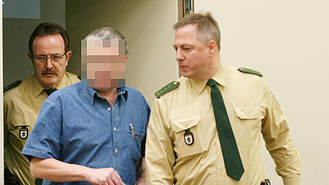 Seine Noch-Frau Thomas S. wird in den Schwurgerichtssaal geführt: Der 51-Jährige soll seine Nichten ermordet haben.