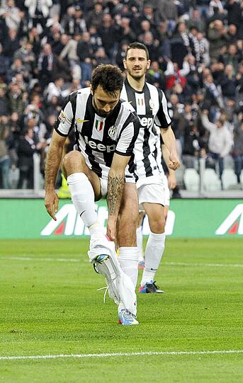 Was ist denn hier los? Juve-Star Mirko Vucinic feiert seine Tore gerne und zieht dabei die Hose aus. Beim Champions-League-Spiel gegen die Bayern will er dem Rekordmeister kein schönes Klima bereiten...