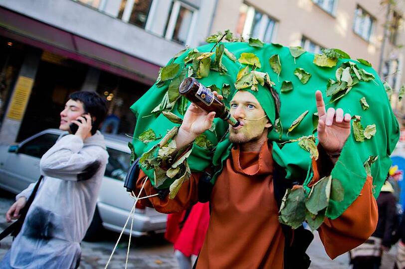Auch ein als Baum verkleideter Karnevalist feierte.