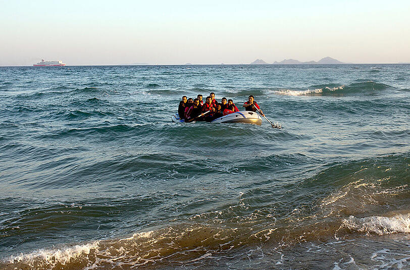 Wie diese Flüchtlinge versuchen acht Iraner und Afghanen in der Nacht zum Sonntag von der türkischen Küste zur Insel Kos zu gelangen. Doch ihr Schlauchboot hat ein Loch und versinkt.