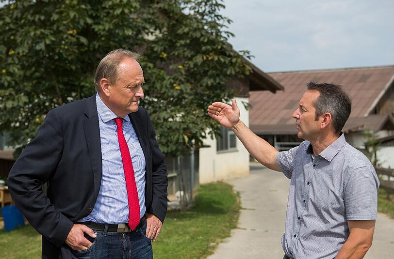 Hans-Georg Schwarz (r) zeigt dem Präsidenten des Landesbauernverbandes (LVB), Joachim Rukwied, den Falkenhof in Leonberg-Geberheim in Baden-Württemberg. Nach bisherigen Daten zeichnet sich ein schlechteres Ernteergebnis ab als im Vorjahr. Foto: Silas Stein