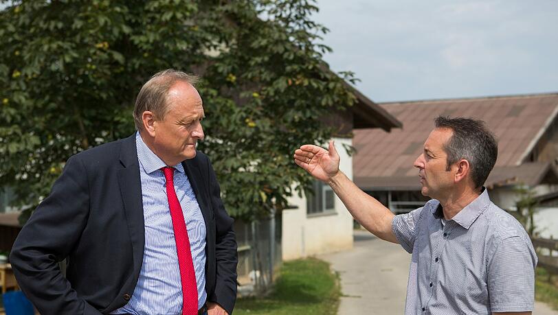 Hans-Georg Schwarz (r) zeigt dem Präsidenten des Landesbauernverbandes (LVB), Joachim Rukwied, den Falkenhof in Leonberg-Geberheim in Baden-Württemberg. Nach bisherigen Daten zeichnet sich ein schlechteres Ernteergebnis ab als im Vorjahr. Foto: Silas Stein Hans-Georg Schwarz (r) zeigt dem Präsidenten des Landesbauernverbandes (LVB), Joachim Rukwied, den Falkenhof in Leonberg-Geberheim in Baden-Württemberg. Nach bisherigen Daten zeichnet sich ein schlechteres Ernteergebnis ab als im Vorjahr. Foto: Silas Stein