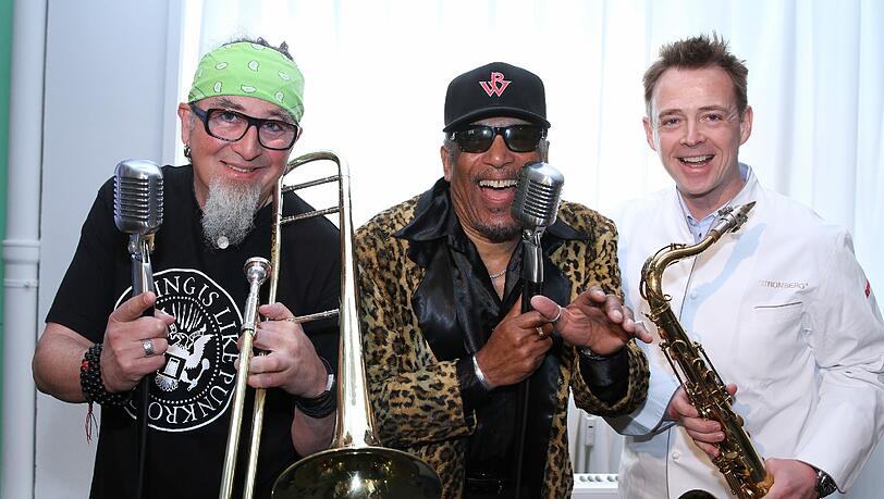 Die Star-Köche Stefan Marquard und Holger Stromberg nehmen Ron Williams in ihre Mitte. Die Star-Köche Stefan Marquard und Holger Stromberg nehmen Ron Williams in ihre Mitte.