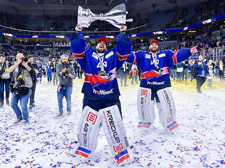 Mannheims Torwart Dennis Endras (l) und Mannheims Torwart Chet Pickard feiern mit den Fans den Gewinn der deutschen Meisterschaft. Foto: Uwe Anspach