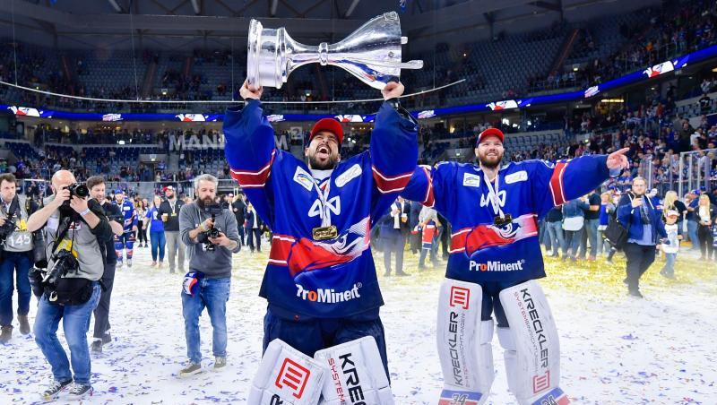 Mannheims Torwart Dennis Endras (l) und Mannheims Torwart Chet Pickard feiern mit den Fans den Gewinn der deutschen Meisterschaft. Foto: Uwe Anspach Mannheims Torwart Dennis Endras (l) und Mannheims Torwart Chet Pickard feiern mit den Fans den Gewinn der deutschen Meisterschaft. Foto: Uwe Anspach