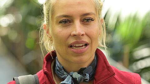 Verena Kerth ist raus aus dem Dschungelcamp, unterstützt aber von draußen weiterhin ihre Freundin Claudia Effenberg.
