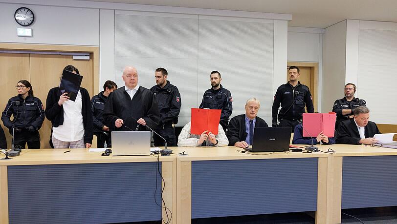 Drei Männer und eine Frau sind vor dem Landgericht Osnabrück zu mehrjährigen Haftstrafen verurteilt worden, weil sie eine 17-Jährige gefesselt, lebensgefährlich verletzt und bewusstlos in die Ems geworfen haben. (Archivfoto)