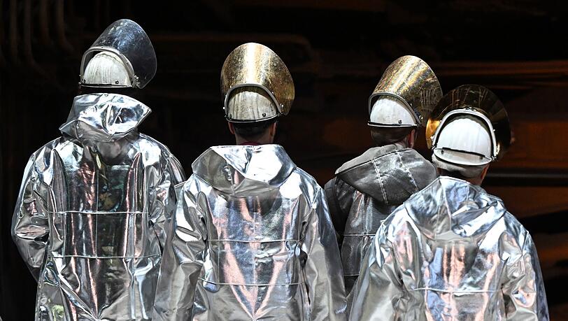 Die Mitglieder der IG Metall bei Thyssenkrupp Steel haben mit großer Mehrheit für einen Sanierungstarifvertrag gestimmt. Er sieht auch massive Lohnkürzungen vor. (Archivbild)