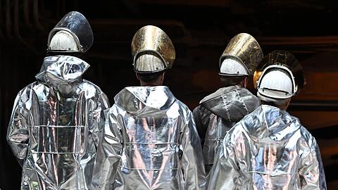 Die Mitglieder der IG Metall bei Thyssenkrupp Steel haben mit großer Mehrheit für einen Sanierungstarifvertrag gestimmt. Er sieht auch massive Lohnkürzungen vor. (Archivbild)