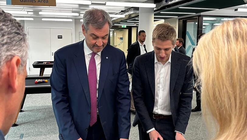 Der Ministerpräsident Markus Söder und der neue Münchner Oberbürgermeister Dominik Krause können zumindest zusammen kickern. Gegen Amazon-Chef Rocco Bräuniger und Arbeitsministerin Scharf haben sie 1:0 gewonnen. Der Ministerpräsident Markus Söder und der neue Münchner Oberbürgermeister Dominik Krause können zumindest zusammen kickern. Gegen Amazon-Chef Rocco Bräuniger und Arbeitsministerin Scharf haben sie 1:0 gewonnen.