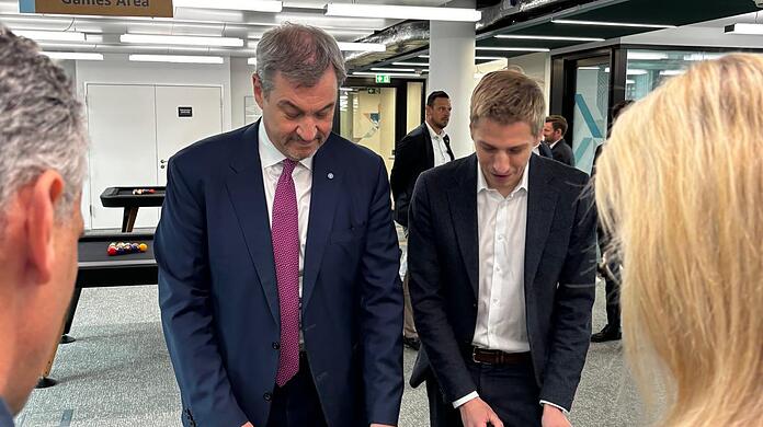 Der Ministerpr&auml;sident Markus S&ouml;der und der neue M&uuml;nchner Oberb&uuml;rgermeister Dominik Krause k&ouml;nnen zumindest zusammen kickern. Gegen Amazon-Chef Rocco Br&auml;uniger und Arbeitsministerin Scharf haben sie 1:0 gewonnen.