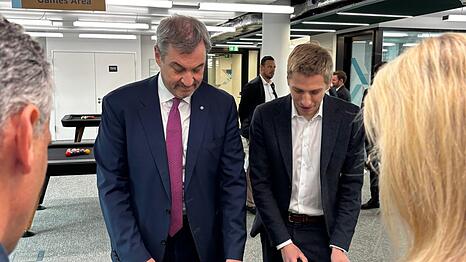 Der Ministerpr&auml;sident Markus S&ouml;der und der neue M&uuml;nchner Oberb&uuml;rgermeister Dominik Krause k&ouml;nnen zumindest zusammen kickern. Gegen Amazon-Chef Rocco Br&auml;uniger und Arbeitsministerin Scharf haben sie 1:0 gewonnen.