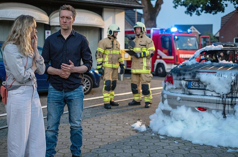 Auch das Umfeld von Katrin Sommers aktuellem Freund Hannes Großmann bleibt nicht verschont: Beim Anschlag auf das Auto von dessen früherer Freundin Laura (Nurit Hirschfeld) kam deren Hund ums Leben. Freddy Breyer (Robin Sondermann) versucht, sie zu beruhigen. Auch das Umfeld von Katrin Sommers aktuellem Freund Hannes Großmann bleibt nicht verschont: Beim Anschlag auf das Auto von dessen früherer Freundin Laura (Nurit Hirschfeld) kam deren Hund ums Leben. Freddy Breyer (Robin Sondermann) versucht, sie zu beruhigen.