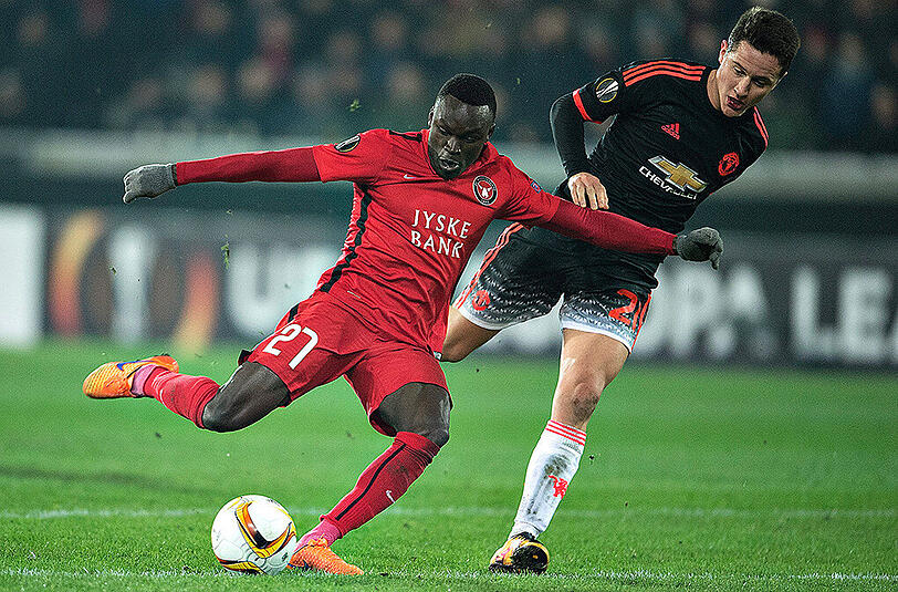 Pione Sisto (links) vom FC Midtjylland erzielt das 1:1 gegen Manchester United.