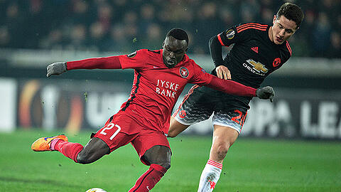 Pione Sisto (links) vom FC Midtjylland erzielt das 1:1 gegen Manchester United.
