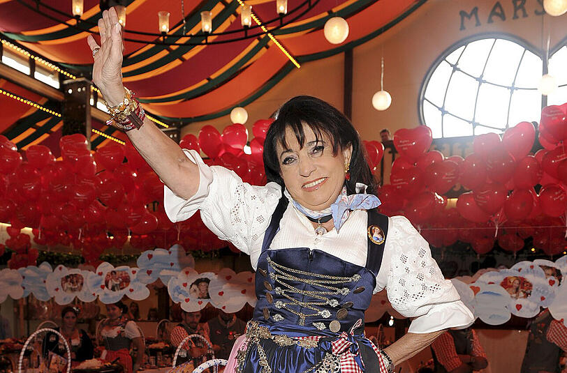 Gaudi en Maß hat sie 25 Jahre auf ihrer Damen-Wiesn versprüht: Mietwagen-Königin Regine Sixt winkt von der Marstall-Bühne bei ihrer letztjährigen Veranstaltung. Heuer findet ihr gesellschaftlicher Höhepunkt für 1400 Frauen nicht statt.