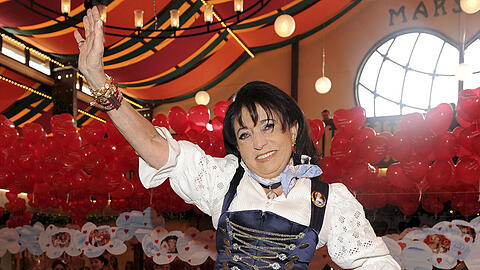 Gaudi en Maß hat sie 25 Jahre auf ihrer Damen-Wiesn versprüht: Mietwagen-Königin Regine Sixt winkt von der Marstall-Bühne bei ihrer letztjährigen Veranstaltung. Heuer findet ihr gesellschaftlicher Höhepunkt für 1400 Frauen nicht statt.