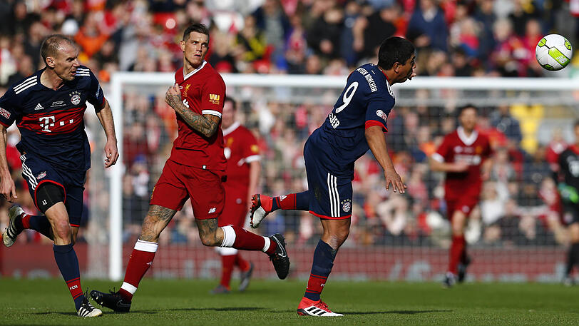 Giovane Elber kommt vor Liverpools Daniel Agger an den Ball.