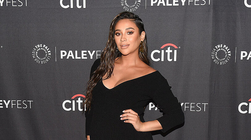 Shay Mitchell machte ihre Schwangerschaft im Juli öffentlich
