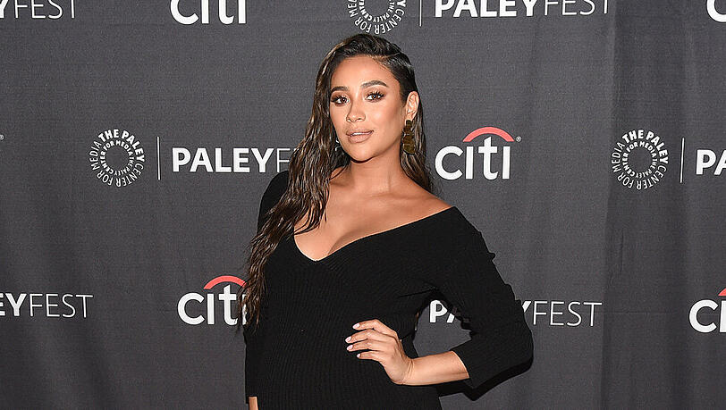 Shay Mitchell machte ihre Schwangerschaft im Juli öffentlich Shay Mitchell machte ihre Schwangerschaft im Juli öffentlich