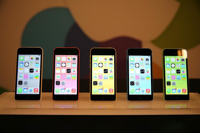 Apple hat erstmals ein neues günstigeres iPhone-Modell vorgestellt. Das Gerät heißt wie erwartet iPhone 5C und hat ein Gehäuse aus Plastik in bunten Farben. Die Bilder aus dem Berliner Apple-Store.