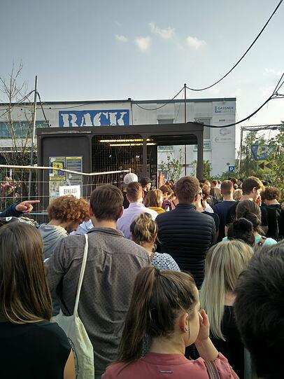 Dem AZ-Reporter vor Ort zufolge sind rund 2.500 Menschen zum Gratis-Konzert von Marteria und Casper gekommen.