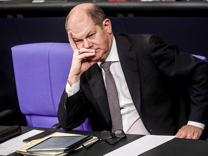 Bundesfinanzminister Olaf Scholz verfolgt Ende November im Bundestag eine Debatte zum Haushaltsgesetz-Entwurf.