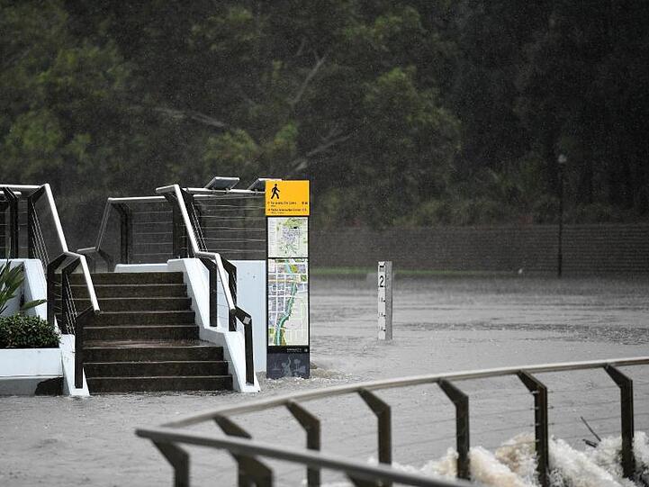 Die Unwetter und schweren Regenfälle haben die Löscharbeiten in New South Wales begünstigt.