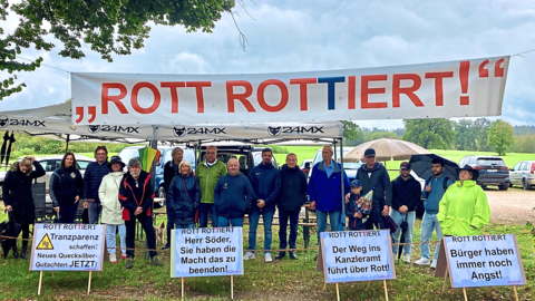 "Herr Söder, Sie haben die Macht das zu beenden", steht auf einem Plakat der Bürgerinitiative "Rott rottiert".