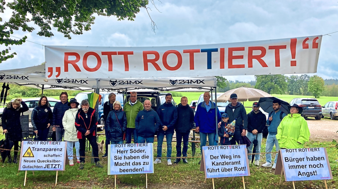 "Herr Söder, Sie haben die Macht das zu beenden", steht auf einem Plakat der Bürgerinitiative "Rott rottiert".