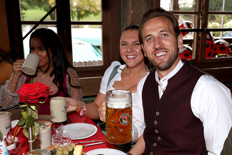 Die Bayern feiern beim traditionellen Oktoberfest-Besuch in der Käfer-Schänke.